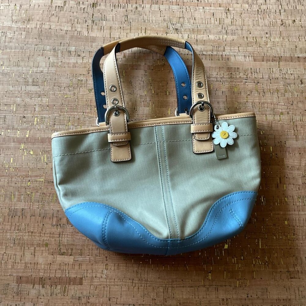 Authentic Daisy Coach Purse ✨